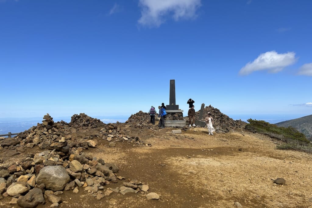 刈田岳山頂の伊達宗高公命願之碑