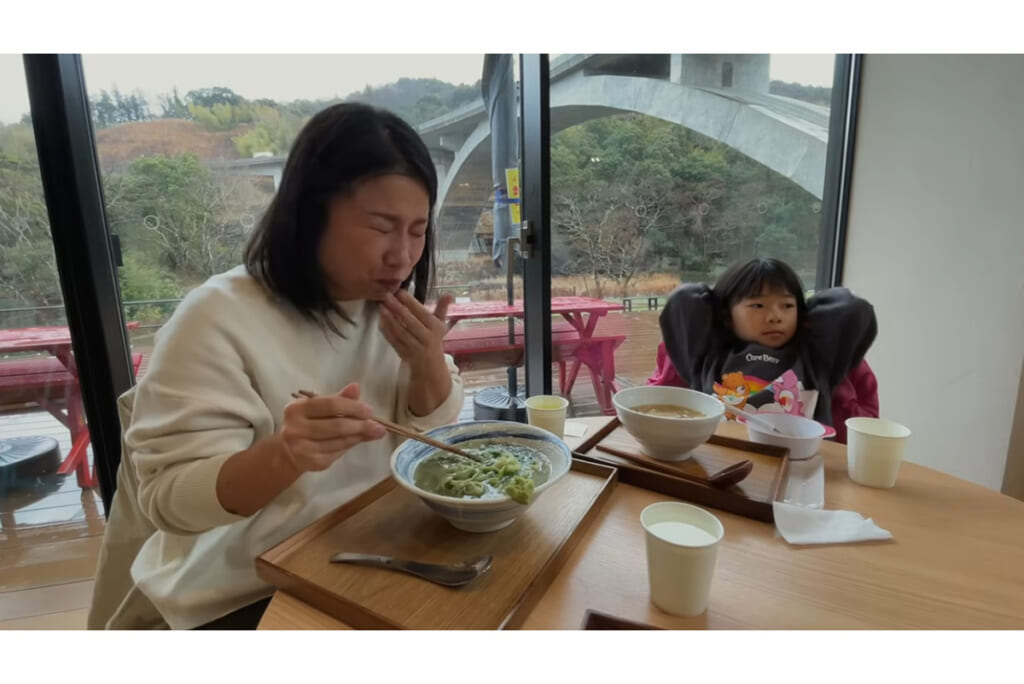 ワサビラーメンを食べるアヤコさん