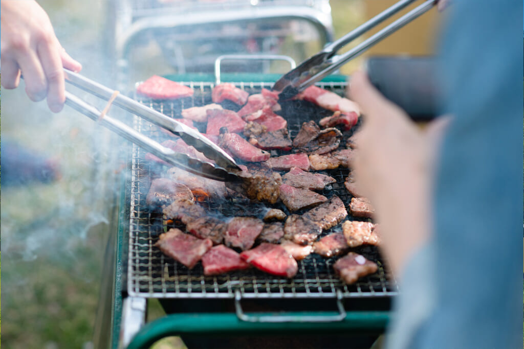 BBQグリルでバーベキュー