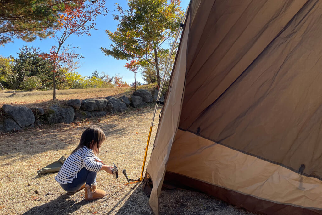 ペグ打ちする子ども