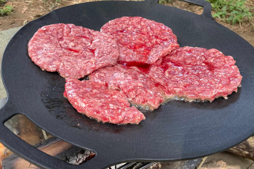 マルチグリドルで焼き上げたハンバーガーのパテ