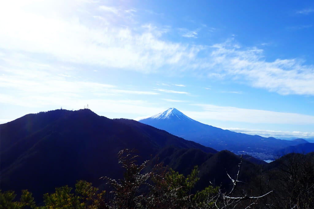 三ツ峠山越しの富士山