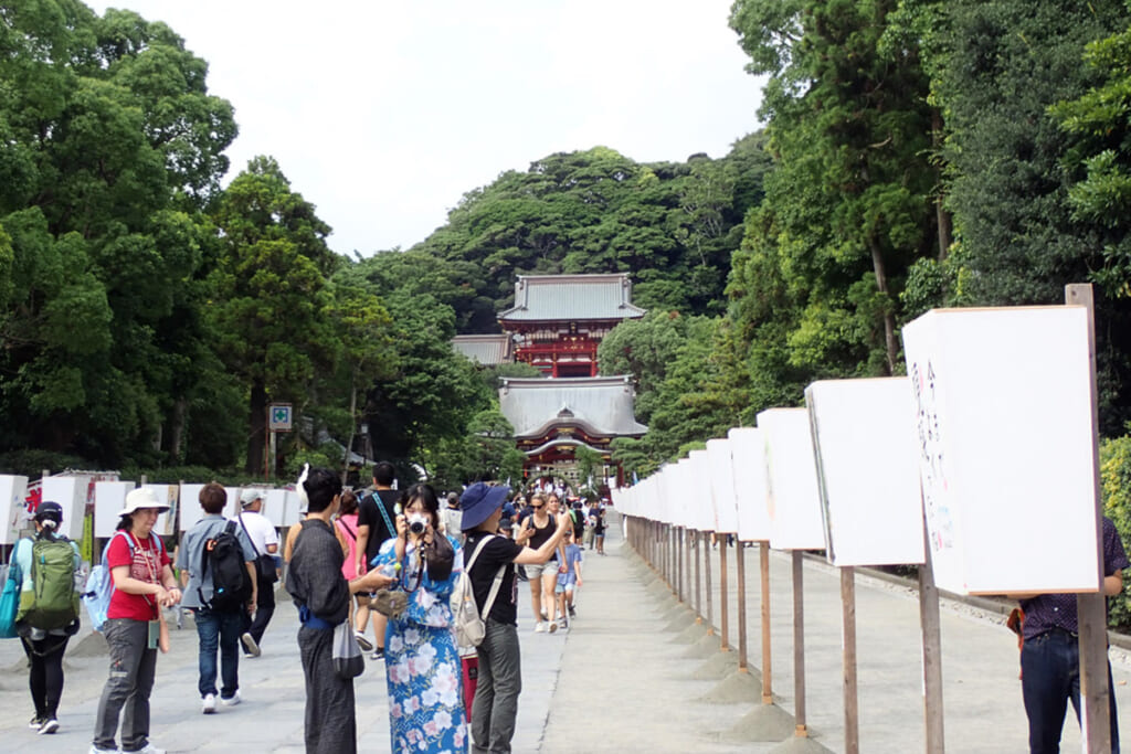 祭開始前の境内参道のぼんぼり