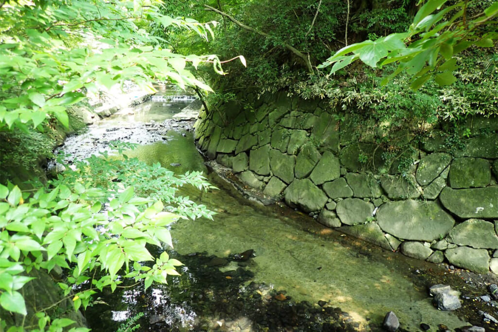 宇田川の川床