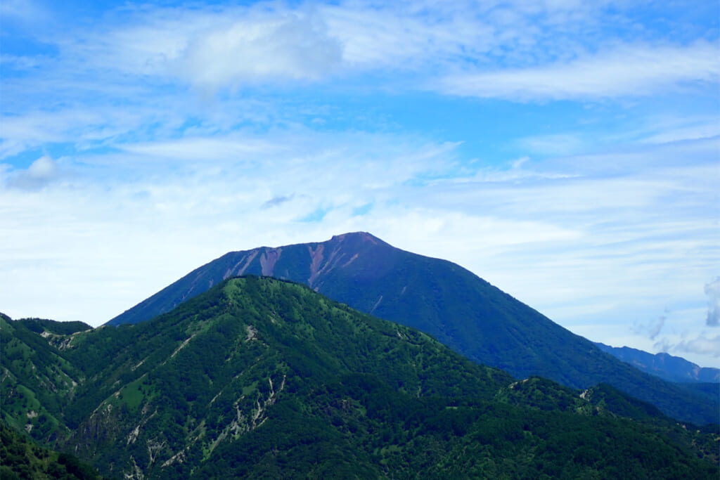 厳かな姿の男体山