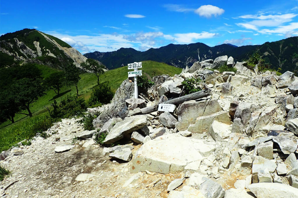 中倉山の山頂碑