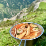 【画像】猛暑の山飯はトマトでパワーチャージ！　爽やかサラダに2種盛りカリーで夏バテ防止の山行を満喫 〜 画像1