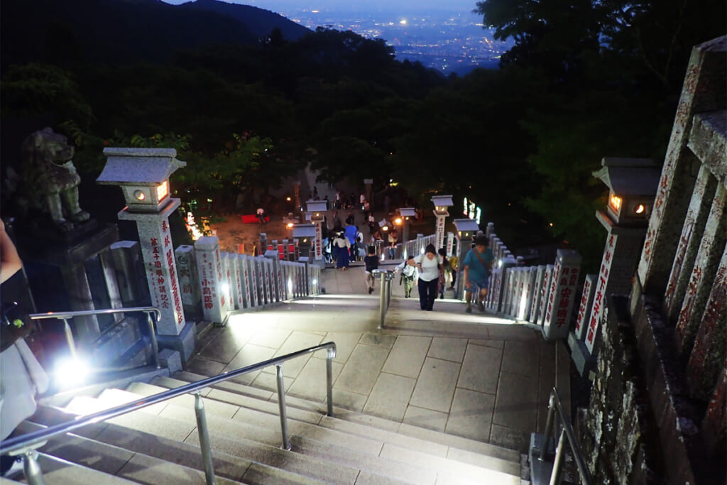 大山の参道沿いに灯される大山とうろう