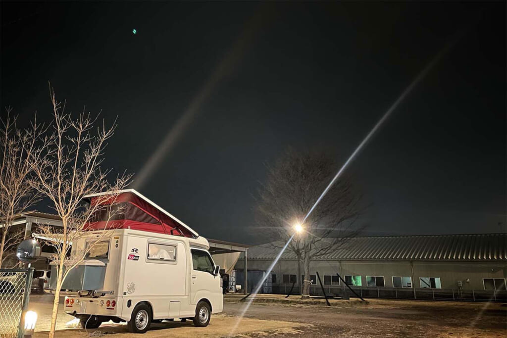 星空の下の道の駅の駐車場