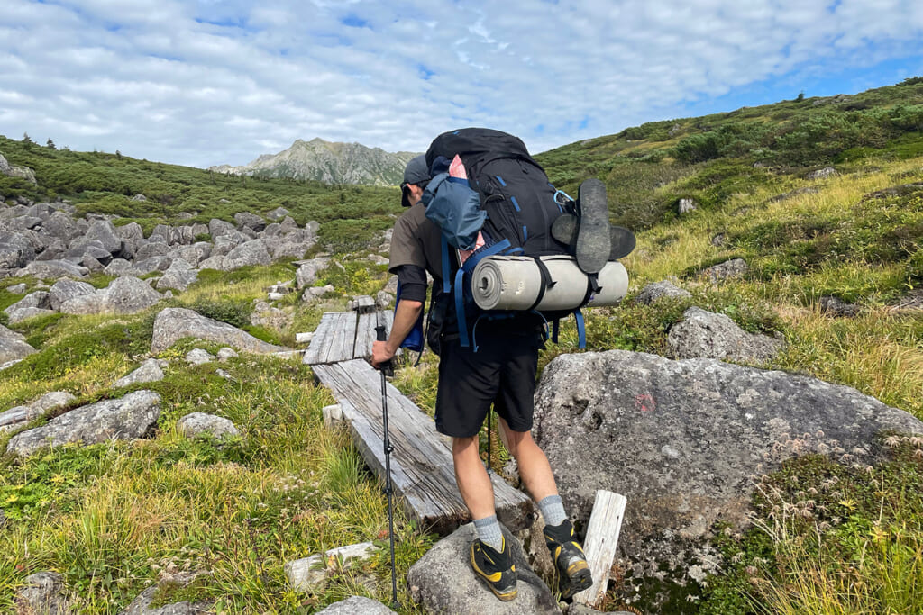 縦走登山する男性ハイカー