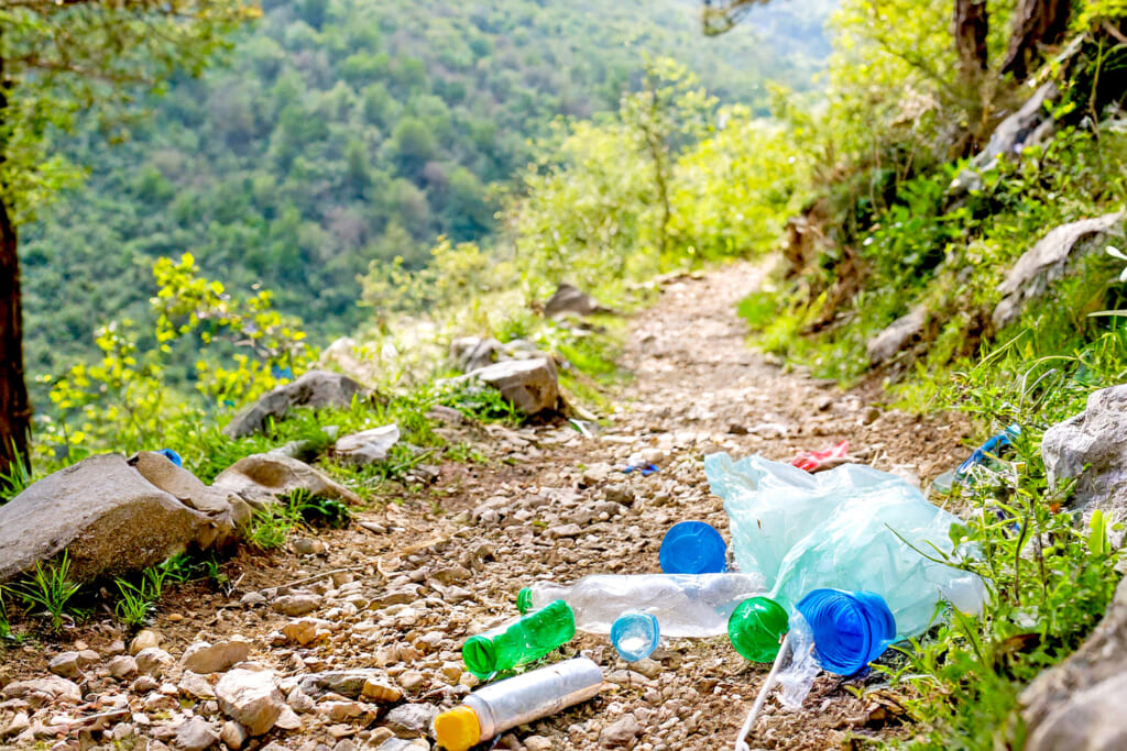 登山道に散乱するゴミ