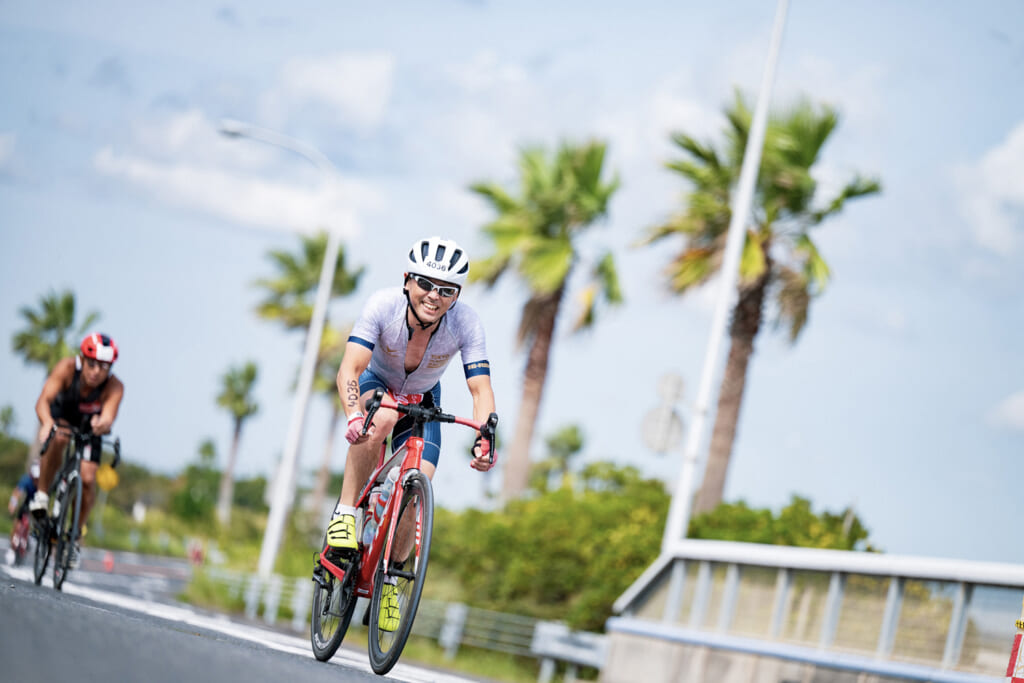 バイクで走る人