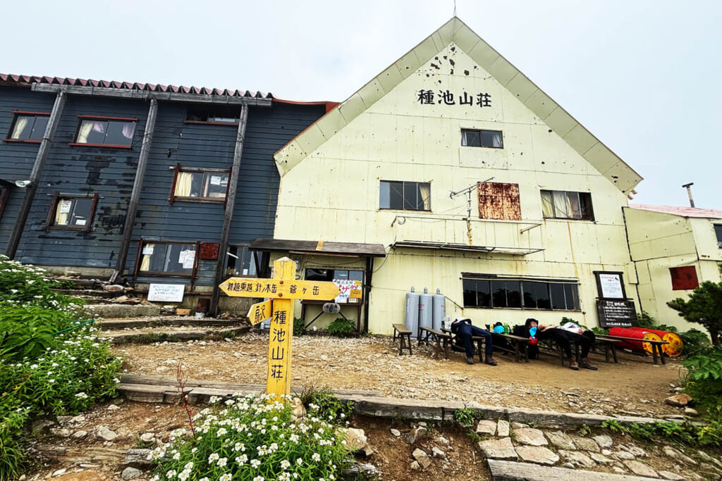 標高2450ｍの位置する種池山荘