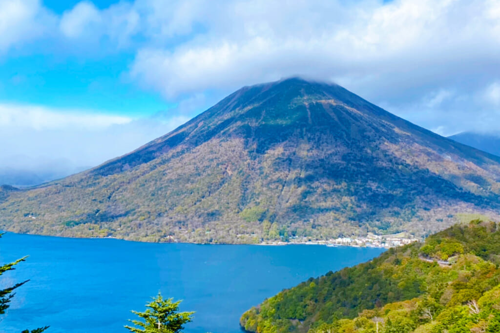 中禅寺湖の奥にそびえる男体山