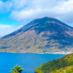 中禅寺湖の奥にそびえる男体山