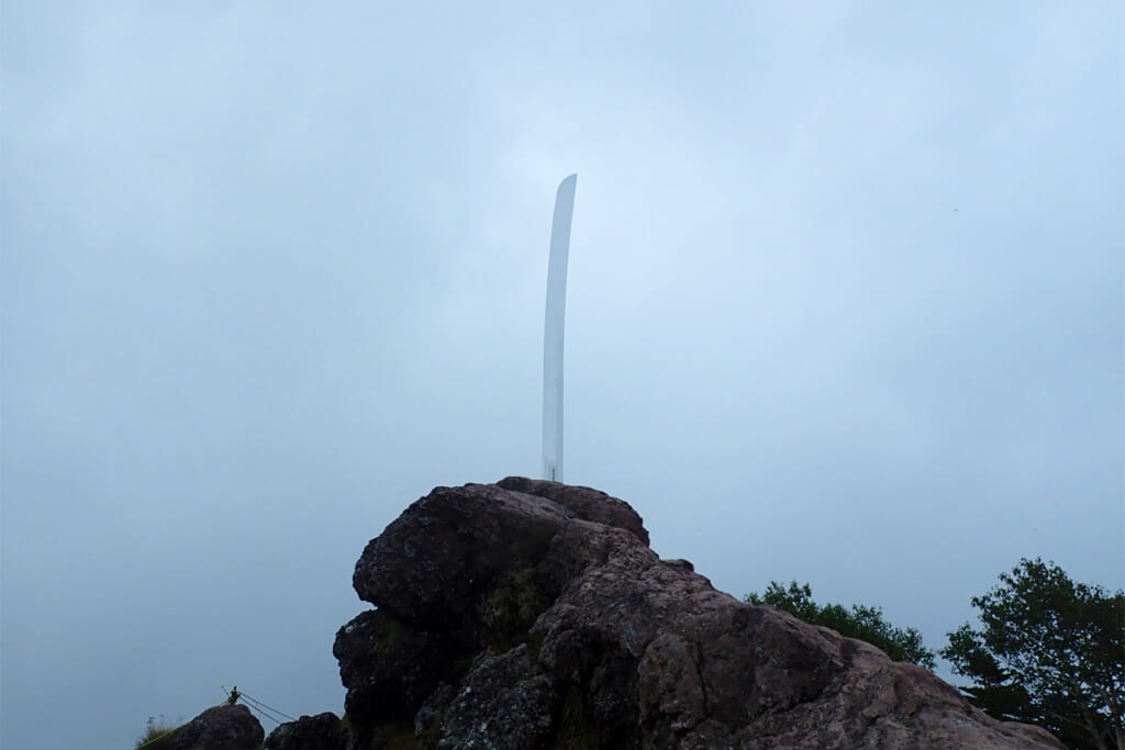 最高峰地点に立つ御神剣