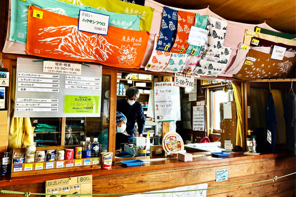 バッジの売店も兼ねる山小屋の受付