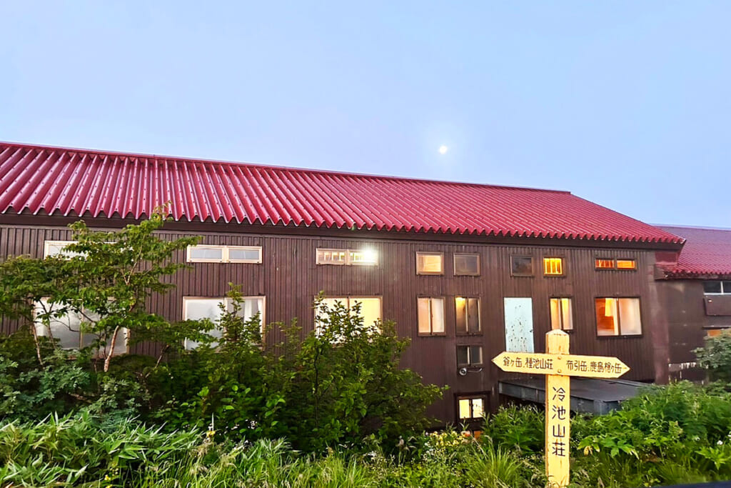 日の出前の冷池山荘