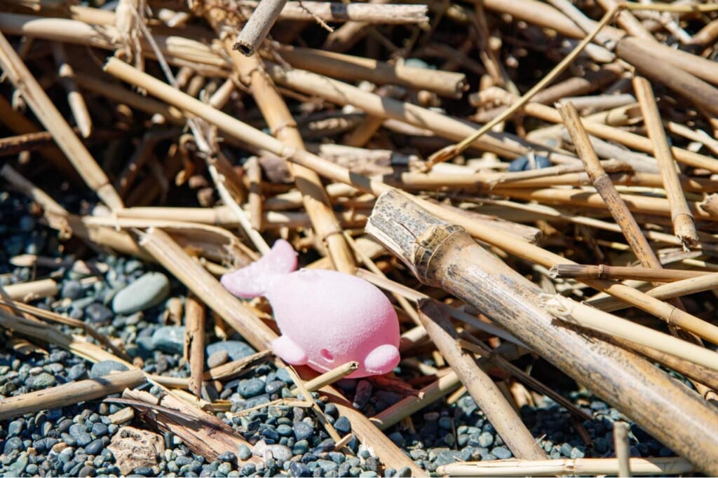 ピンクのプラスチックのイルカ