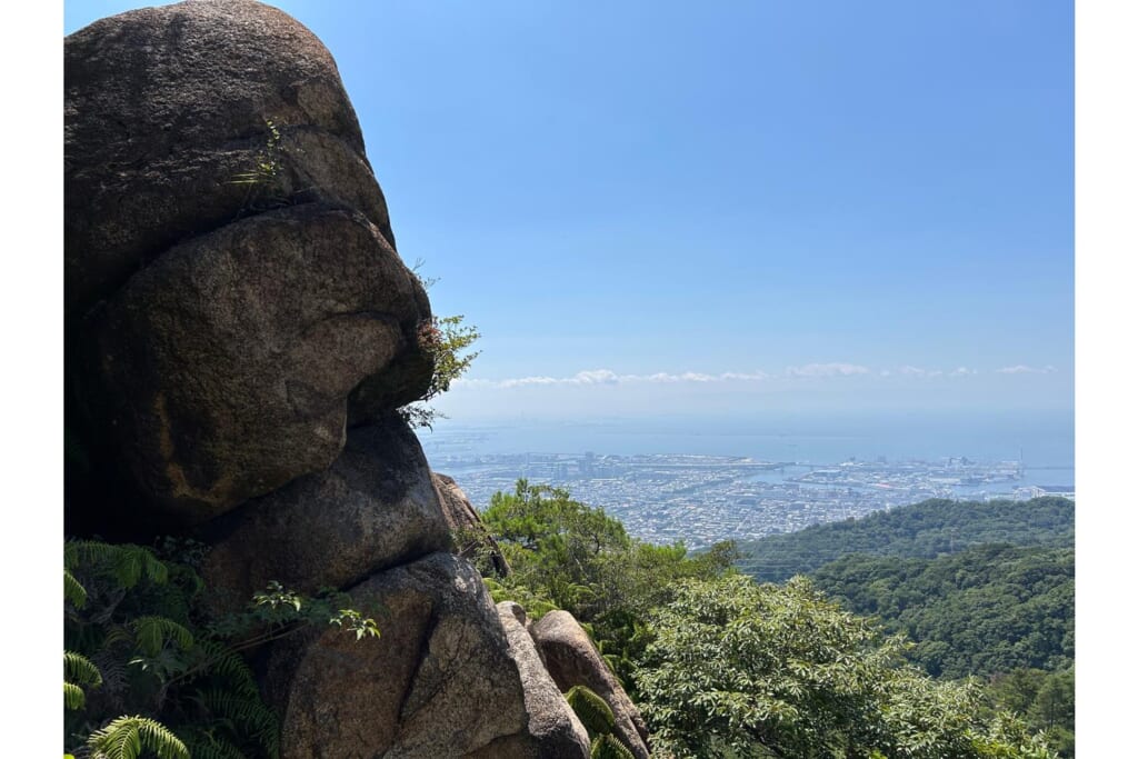 巨岩越しの景色