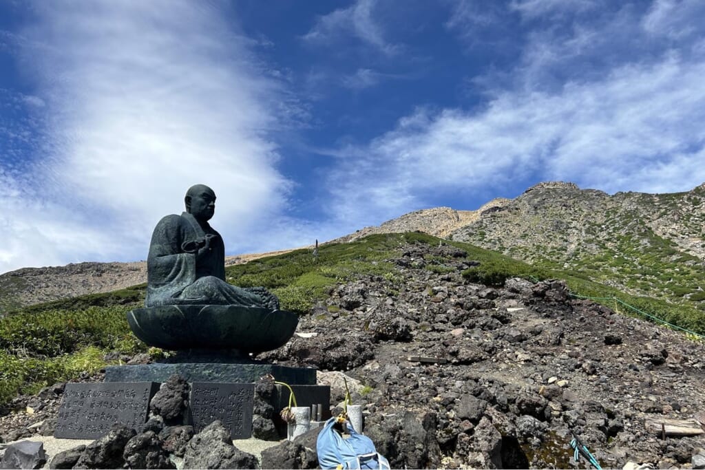 晴れた山頂部を望む