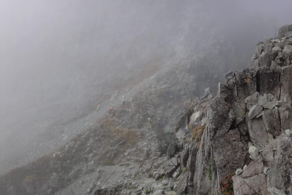 ガスの中の登山者