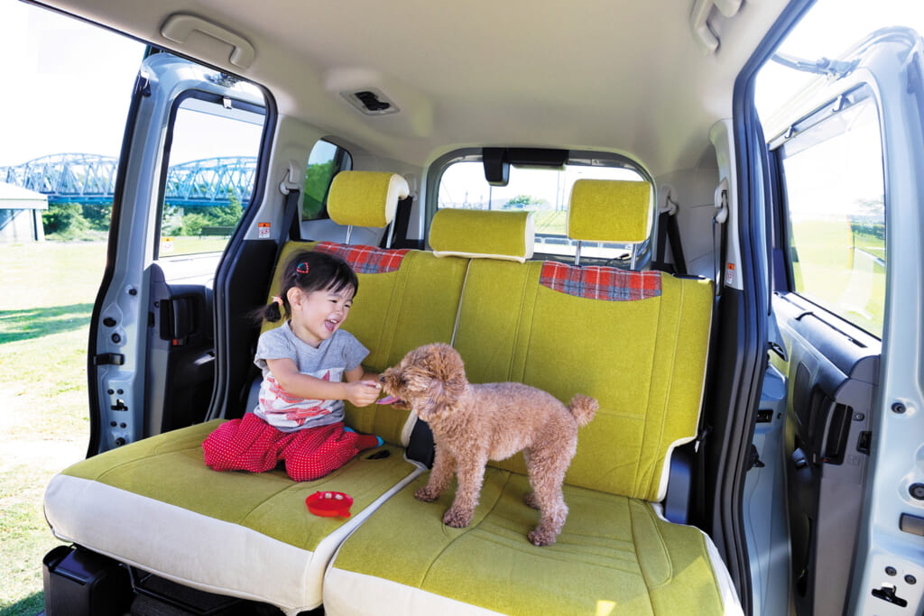 愛犬と遊ぶ女の子