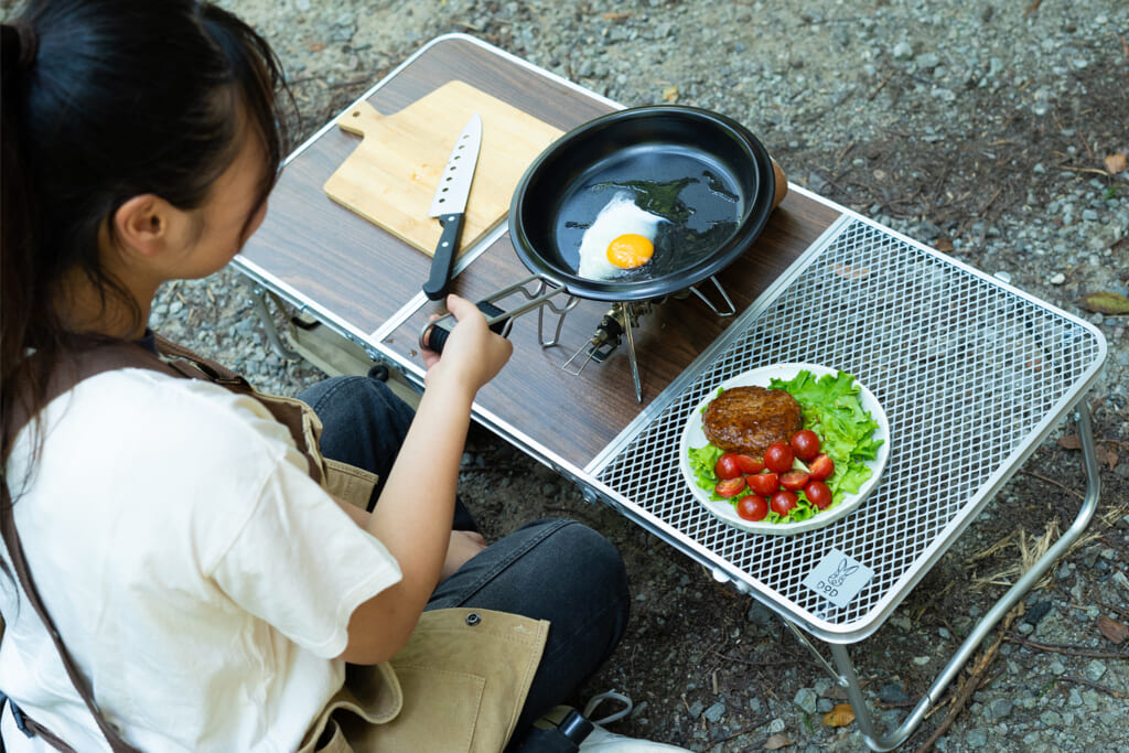 SOLORI CHUBOの3枚の天板それぞれに食材や調理器具をセット