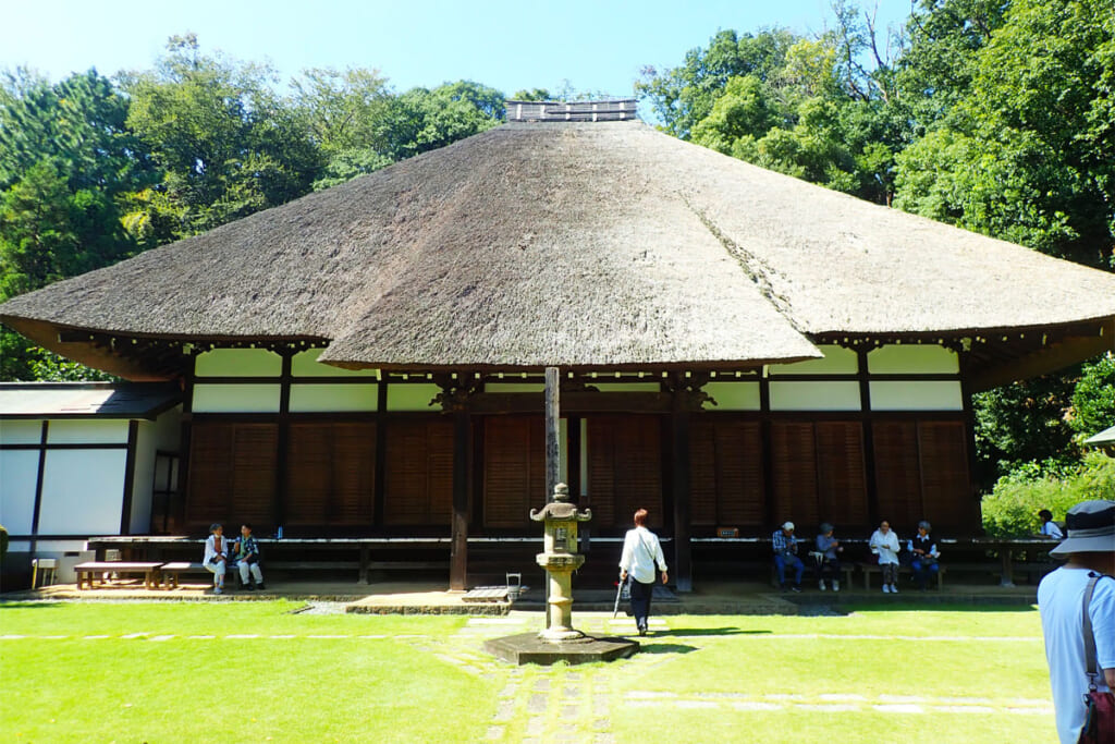 西方寺本堂の茅葺き屋根