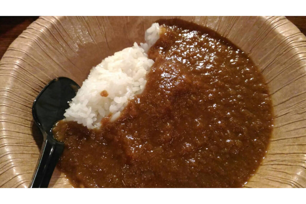 紙皿によそったカレー