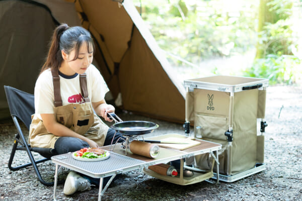 DODの「KOKONIMO RACK」を調理台の横において使用