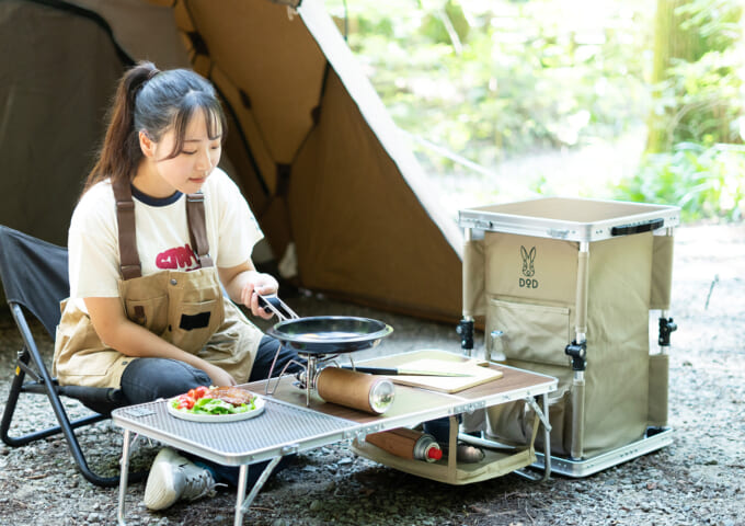 DODの「KOKONIMO RACK」を調理台の横において使用