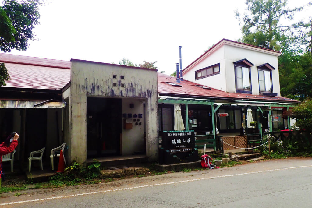 瑞牆山荘の登山口