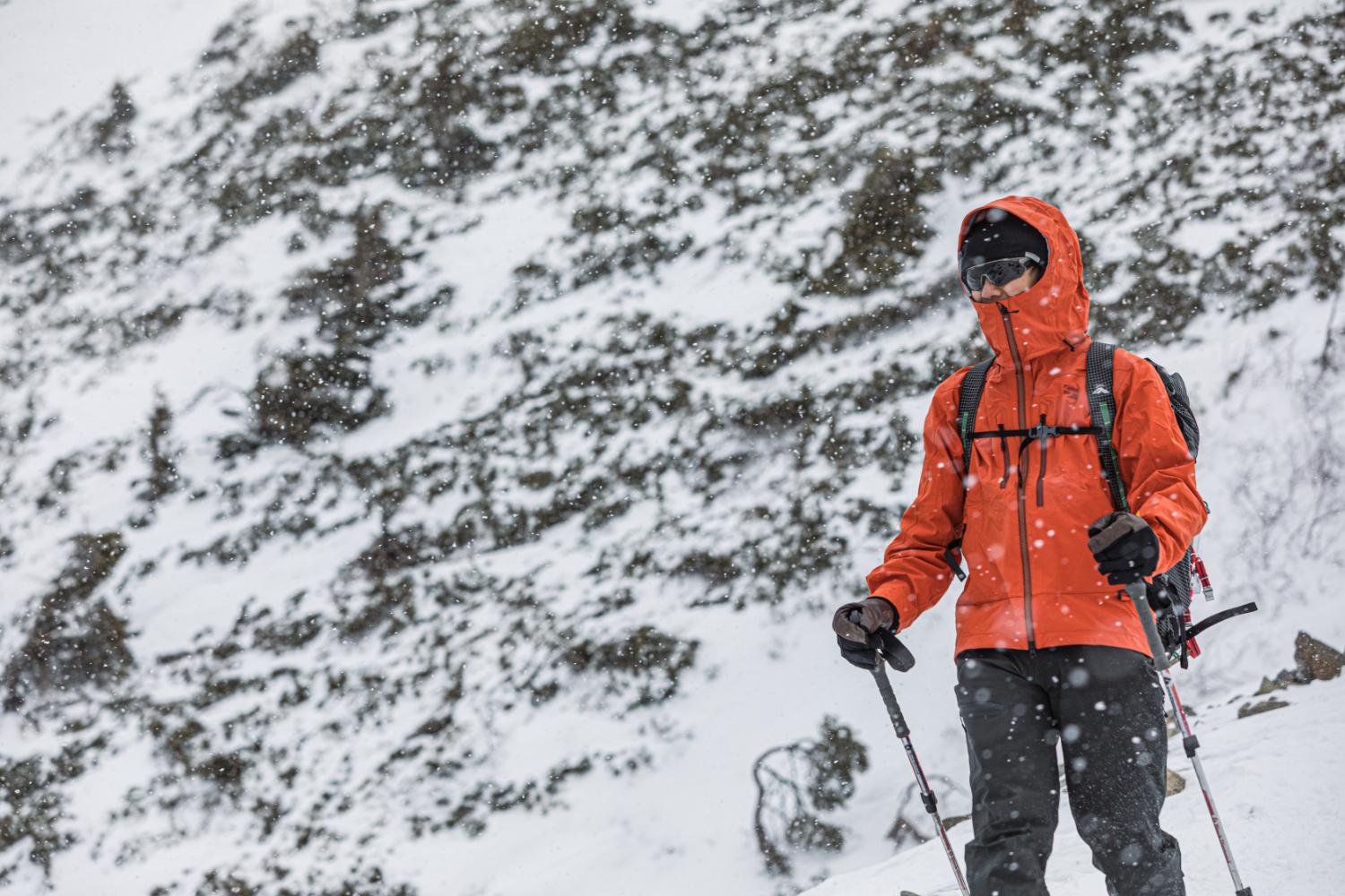 雪山を遊び尽くせる！ 快適な滑走系アクティビティから登山まで重宝する「ハードシェル」の決定版 | soto lover - ソトラバ  ～ソトラバならもっと外遊びに出かけたくなる！ 情報満載のウェブメディア～