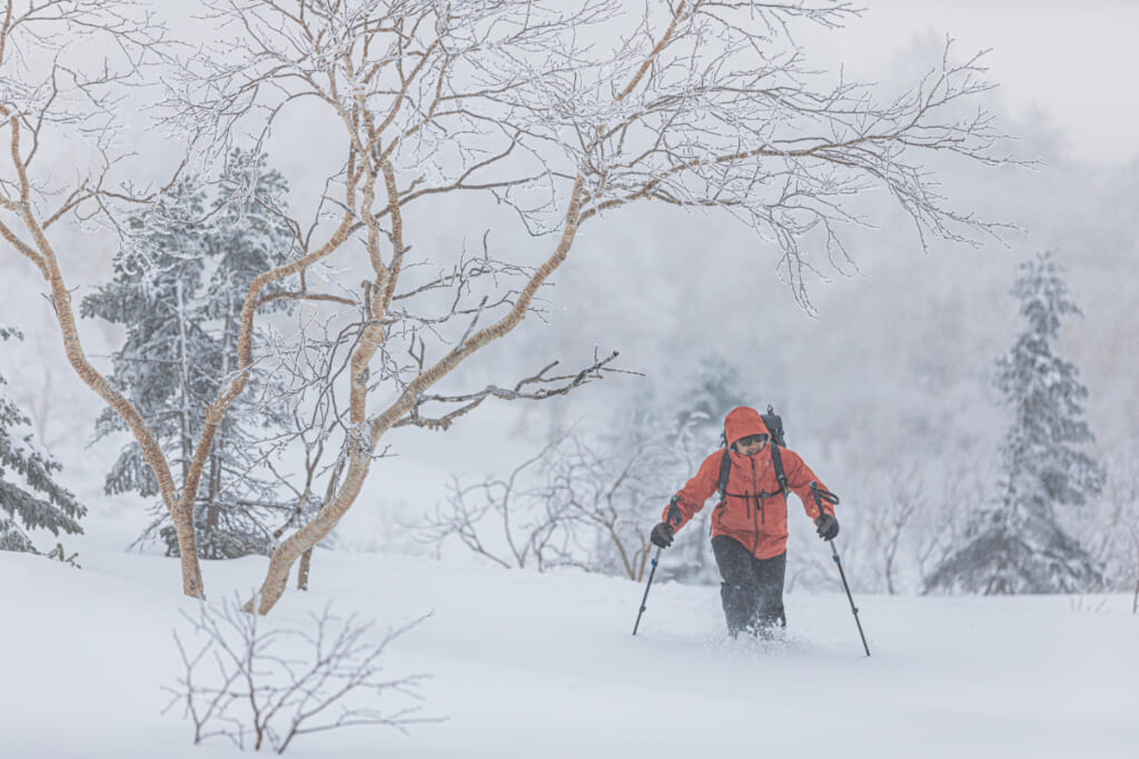 エバーブレススノーラインを着用して雪山登山中