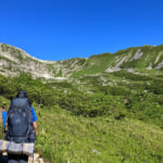 登山する男性ハイカー