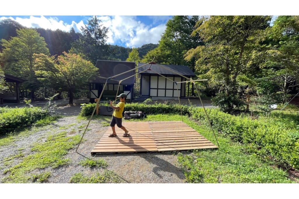 簀子とテントの骨組み