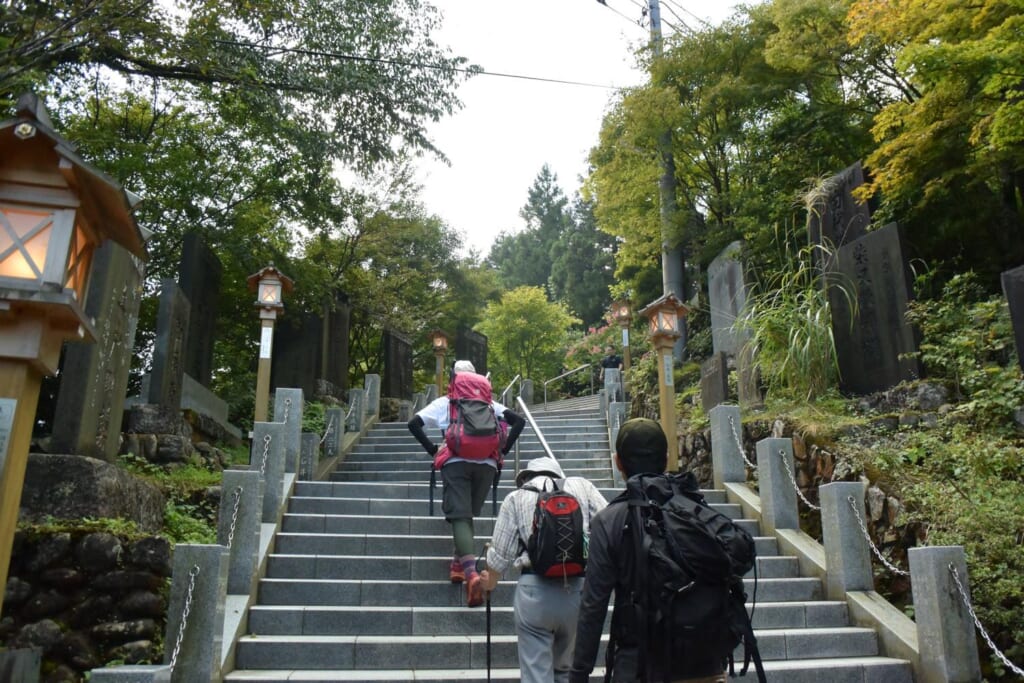 御岳神社へ続く階段