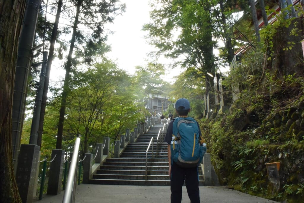 御岳神社へ向かう階段