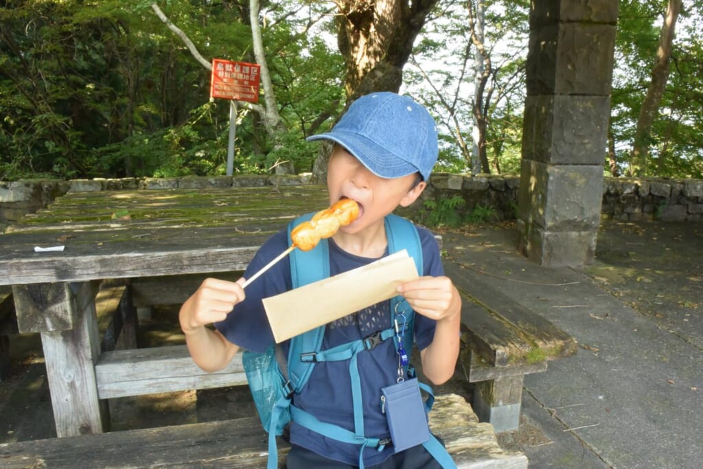 御岳山駅ロータリーでお団子を頬張る