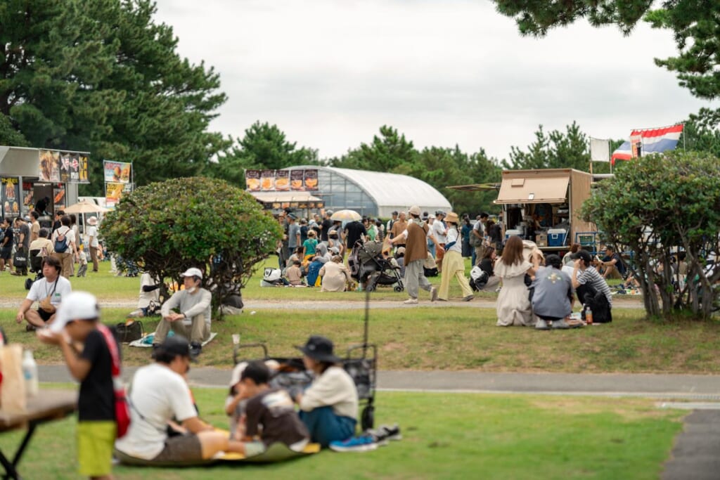 OUTDOOR SMILEの出展ブースが並んでいる風景