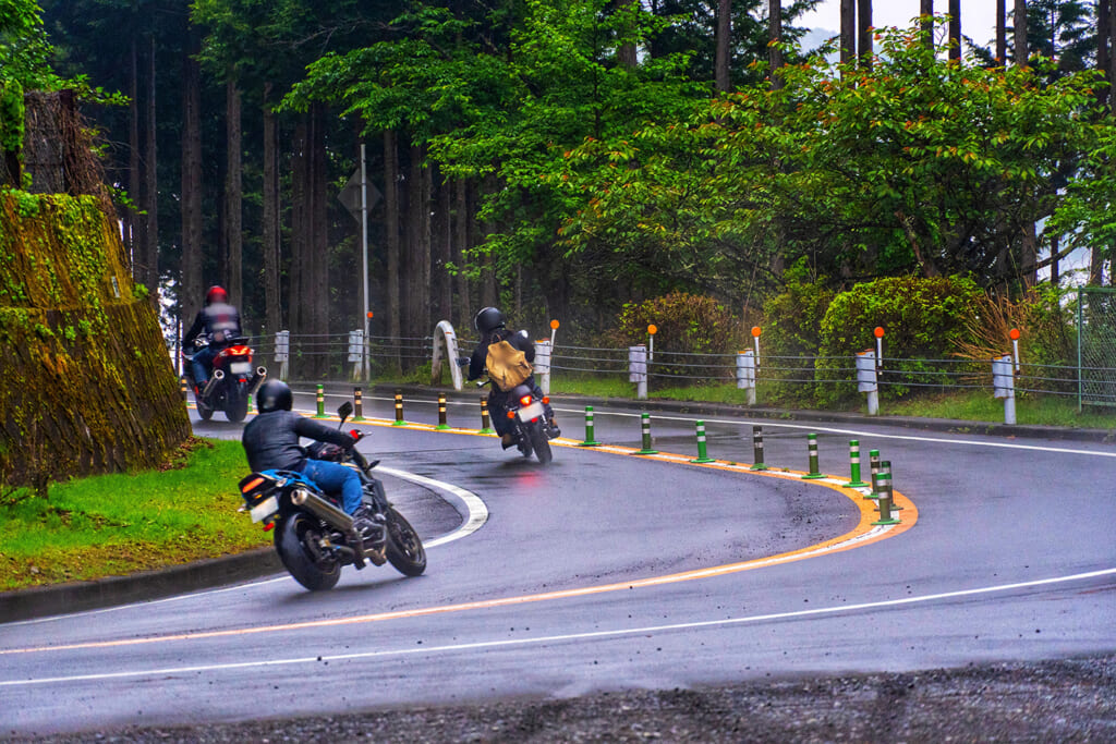 峠道をツーリングするライダーたち