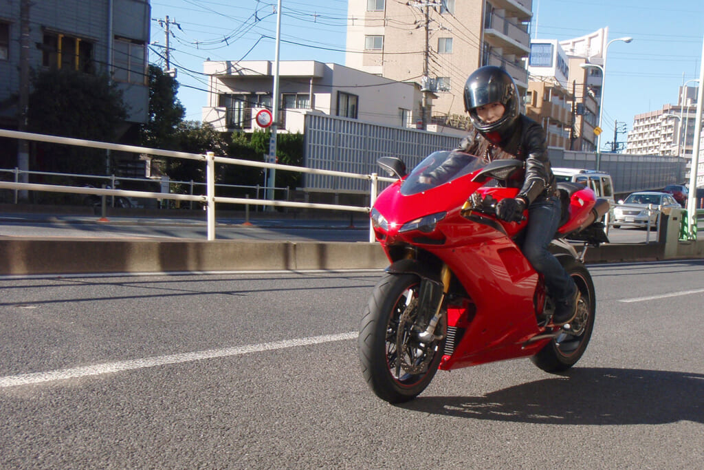 街なかを走る女性ライダー