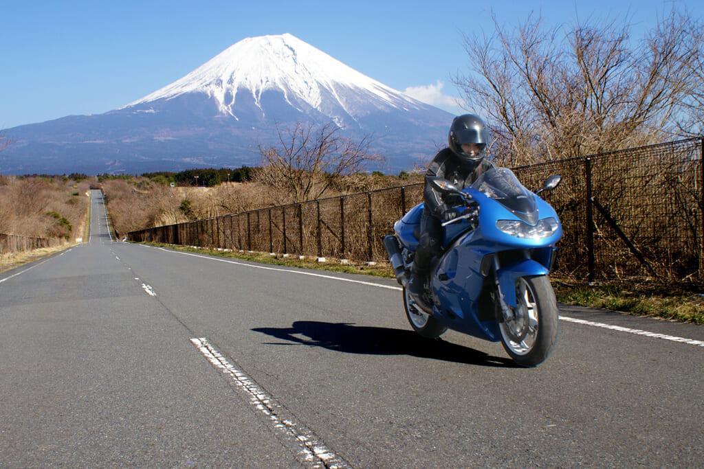 富士山周辺を走るライダー