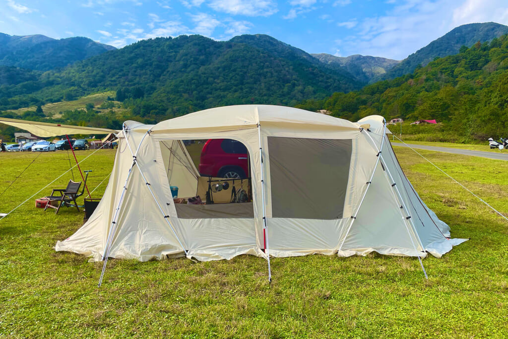 広々とした居住スペースの2ルームテント