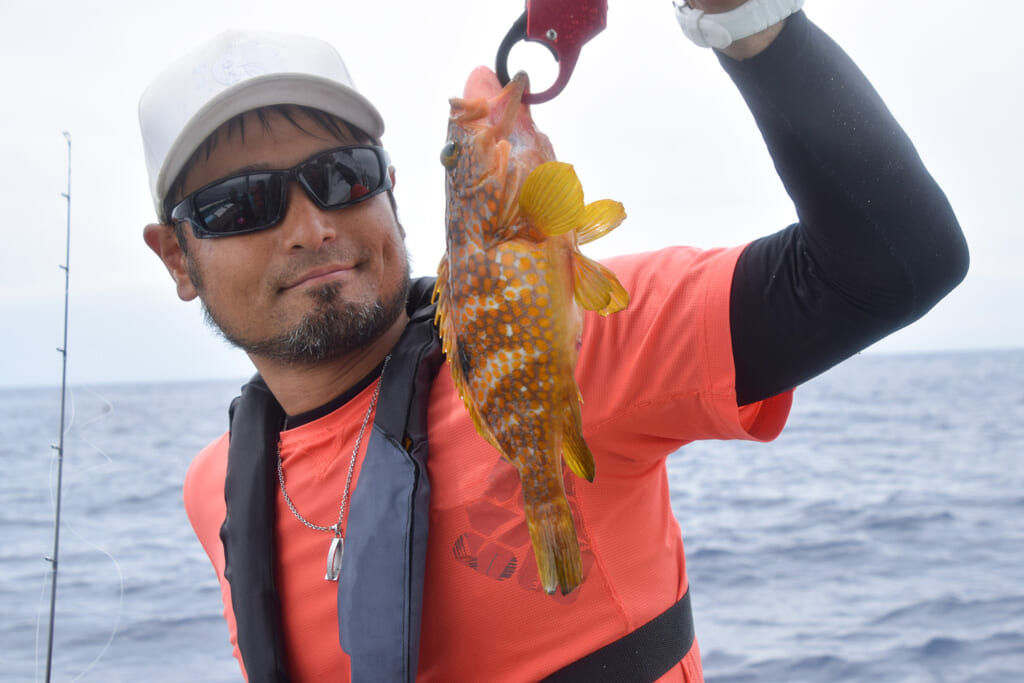 カサゴを釣り上げた釣り人