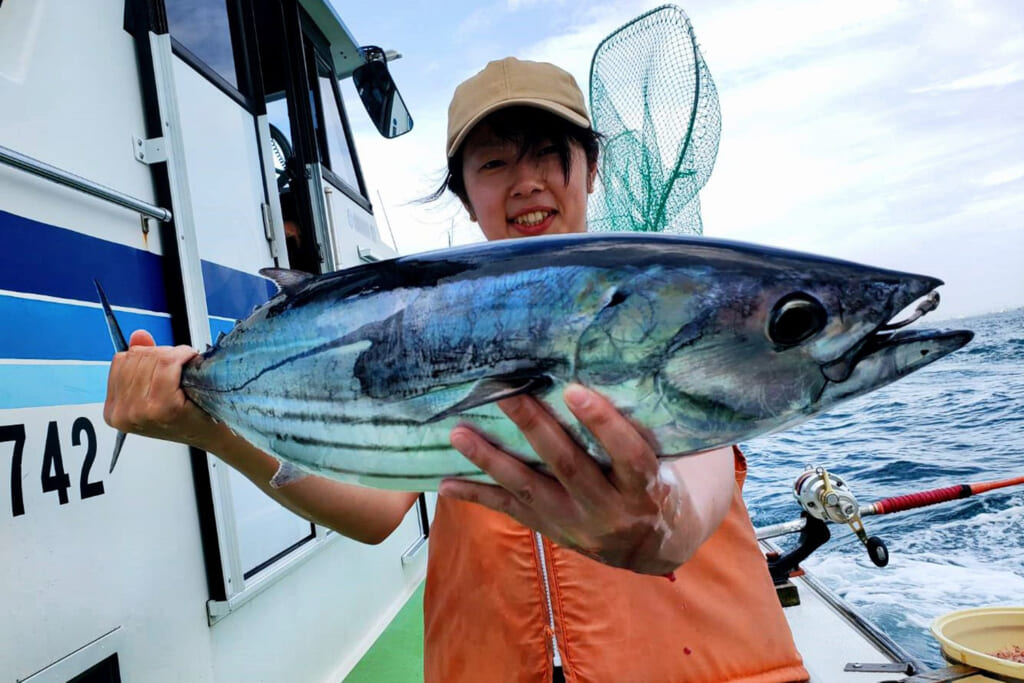 カツオを釣り上げた女性