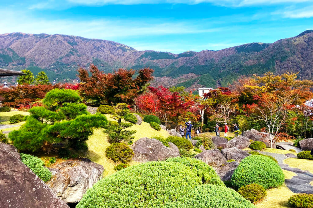 秋色に色づく庭園の先には箱根外輪山が広がる