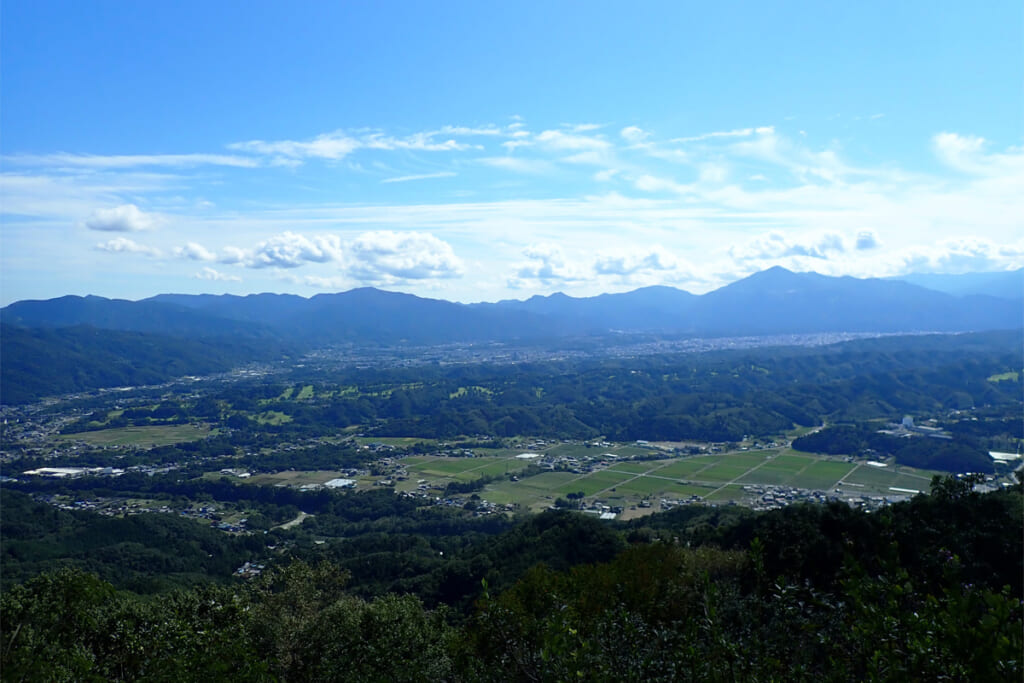 南側に広がる秩父盆地と奥多摩の山並み