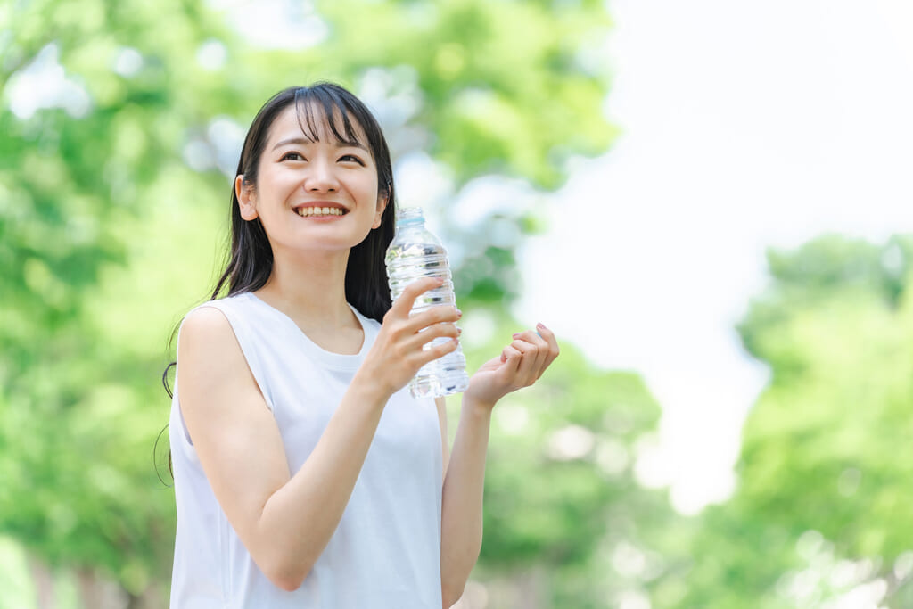 水分補給する女性